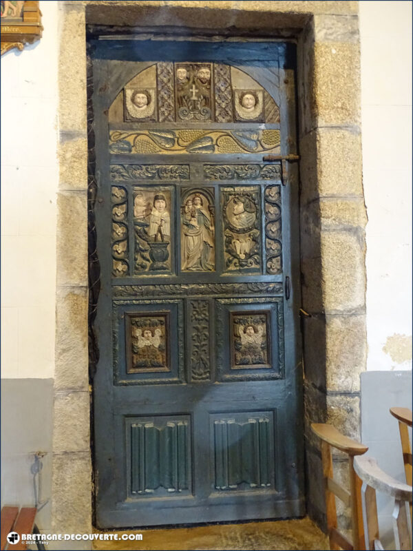 Porte sculptée dans l'église de Saint-Servais.