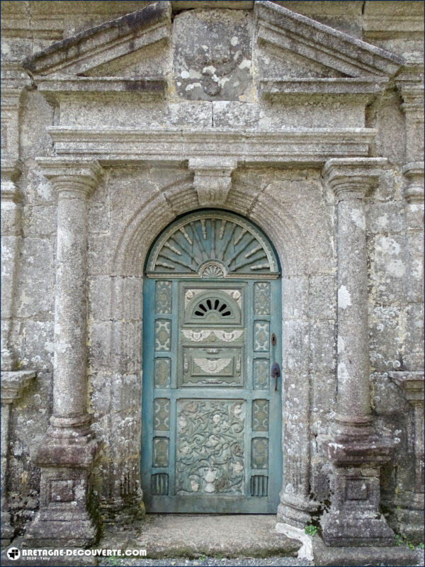 Porte de l'ossuaire de Saint-Servais.
