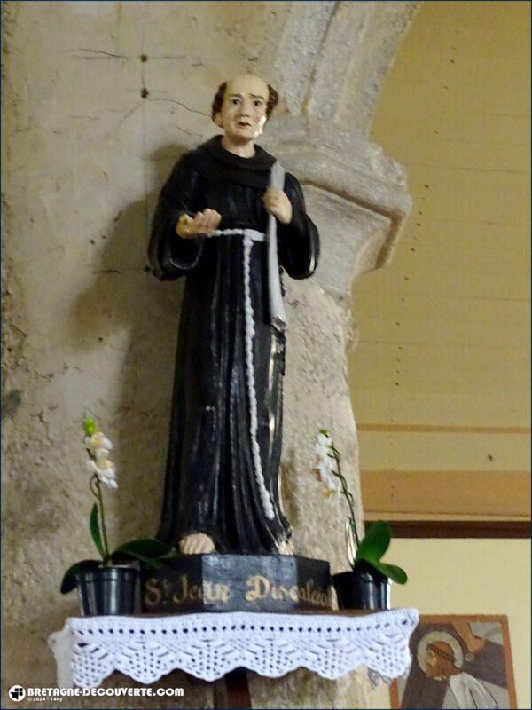 Statue de saint Jean Discalceat dans l'église de Saint-Vougay.