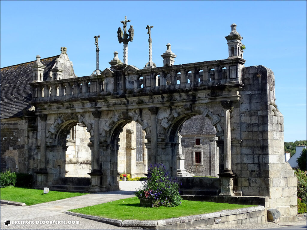 La porte triomphale de l'église Saint-Suliau de Sizun.