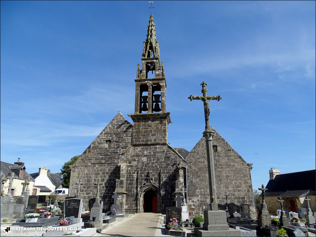 L'église Saint-Pierre de Tréflévénez dans le Finistère.