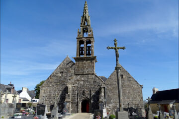 L'église Saint-Pierre de Tréflévénez dans le Finistère.