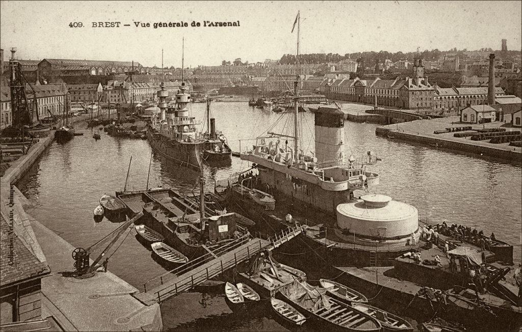 Vue générale de l'arsenal de Brest le long de la Penfeld dans les années 1900.