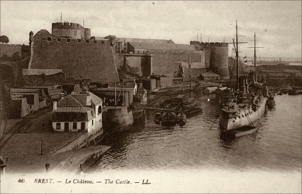 Le château de Brest côté Penfeld dans les années 1900.