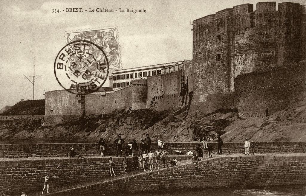 Les remparts du château de Brest donnant sur la Rade dans les années 1900.