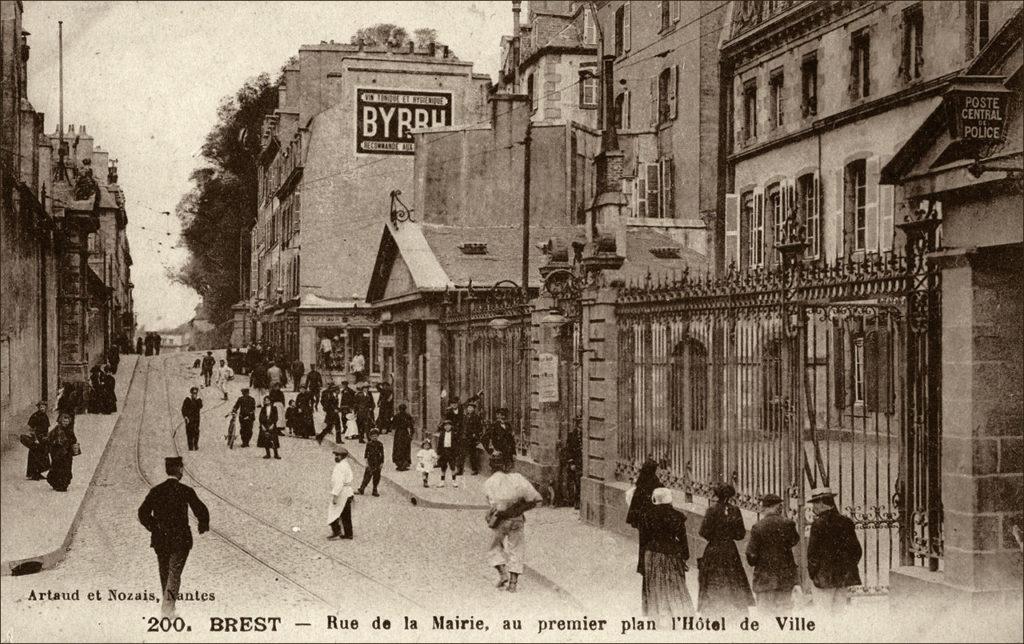 La rue de la Mairie à Brest dans les années 1900 avec l'hôtel de ville.