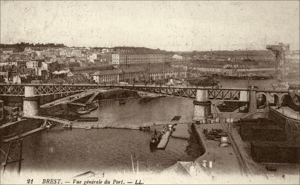 Vue de la Penfeld, du pont national et de l'arsenal de Brest dans les années 1900