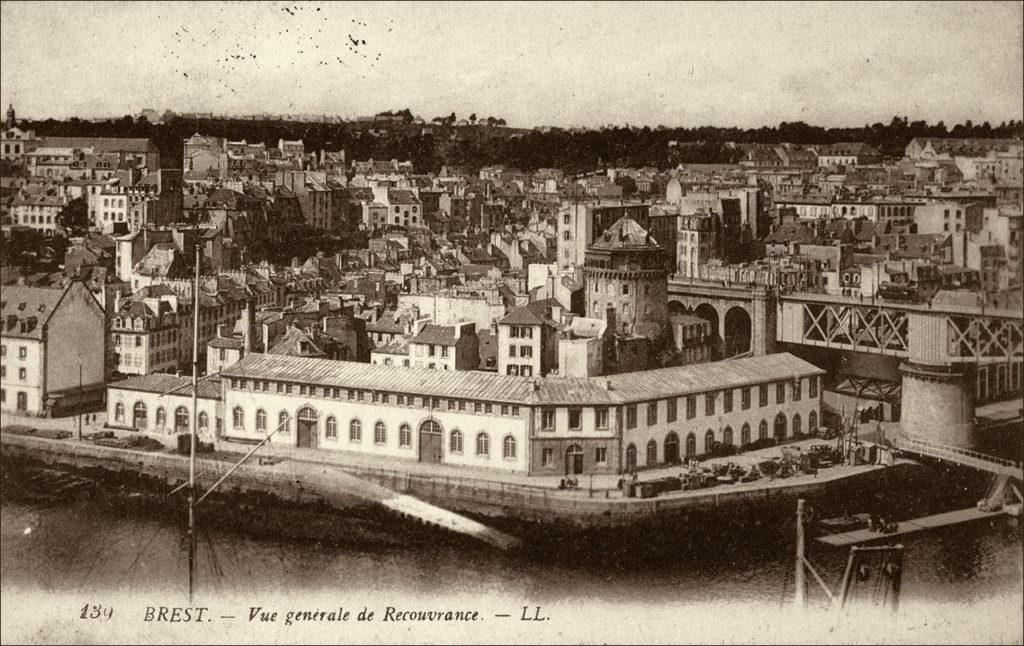 Vue générale du quartier de Recouvrance à Brest dans les années 1900 avec la tour Tanguy.