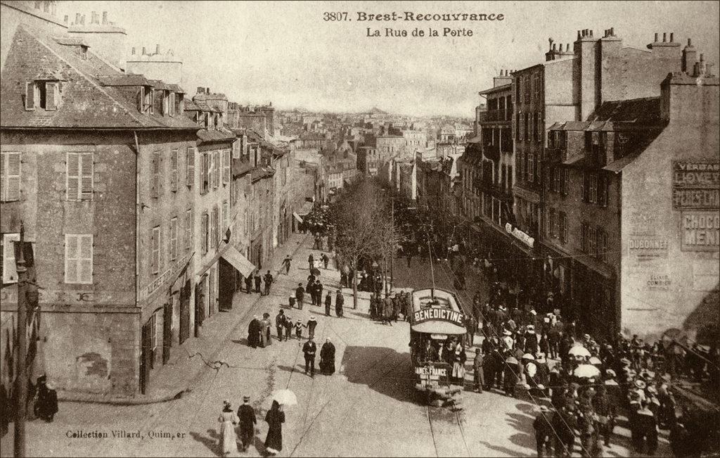La rue de la Porte dans le quartier de Recouvrance à Brest dans les années 1900.