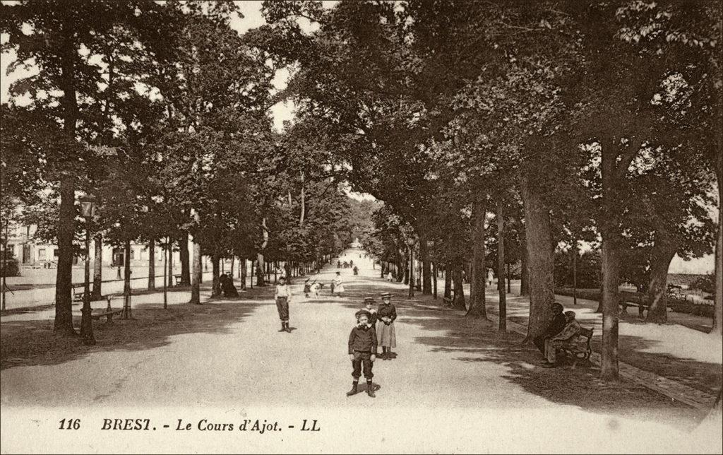 Le Cours d'Ajot dans la ville de Brest durant les années 1900.