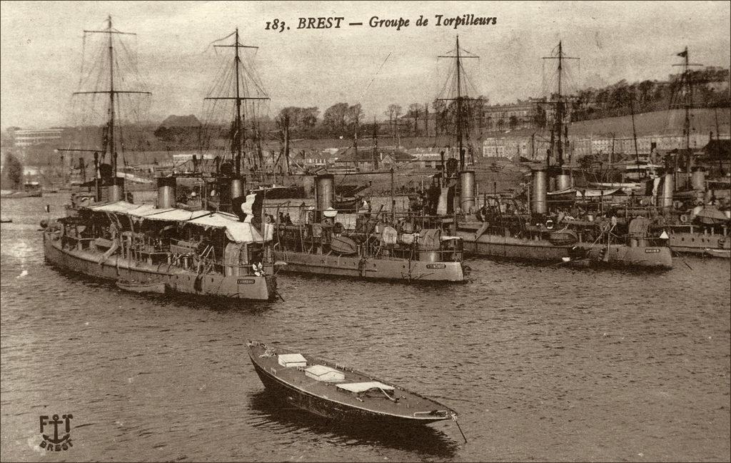 Un groupe de torpilleurs dans le port de Brest durant les années 1900.