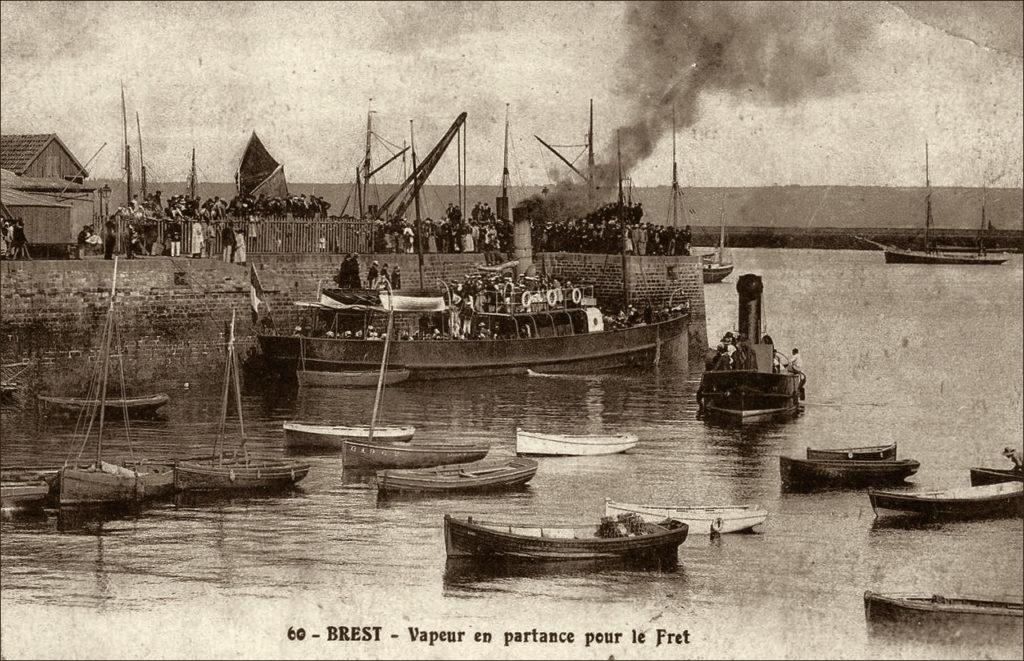 Le port de Brest en 1900, le départ du vapeur pour le Fret sur la presqu'île de Crozon.