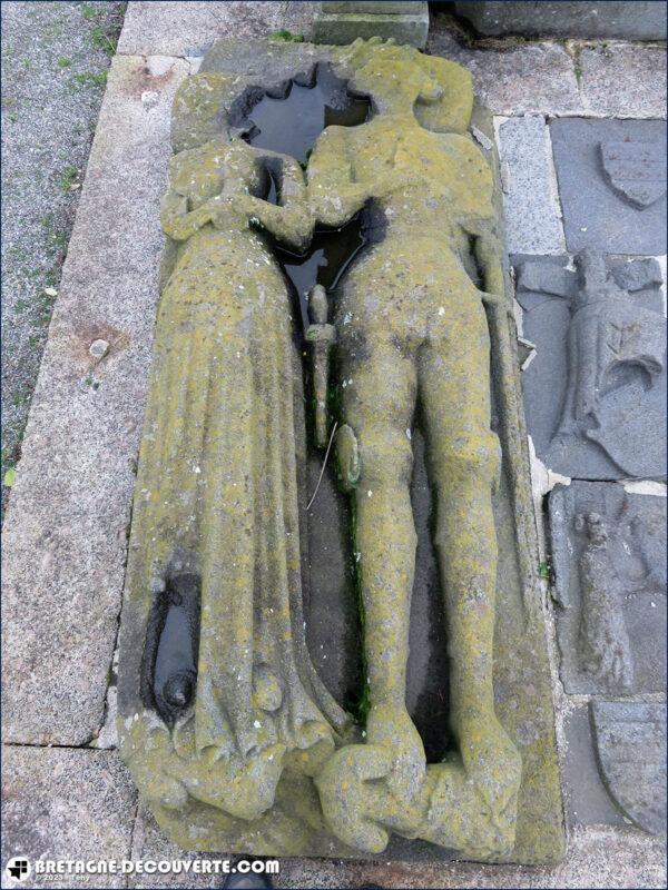 Gisant de Robert II de Kergroadès dans le cimetière de Plourin.