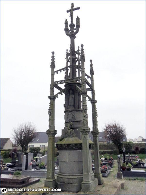 Calvaire dans le cimetière de Plourin.