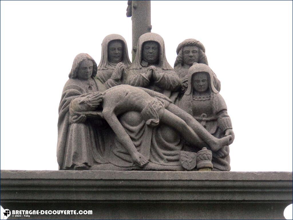 Pietà dans l'enclos de l'église de Plourin.