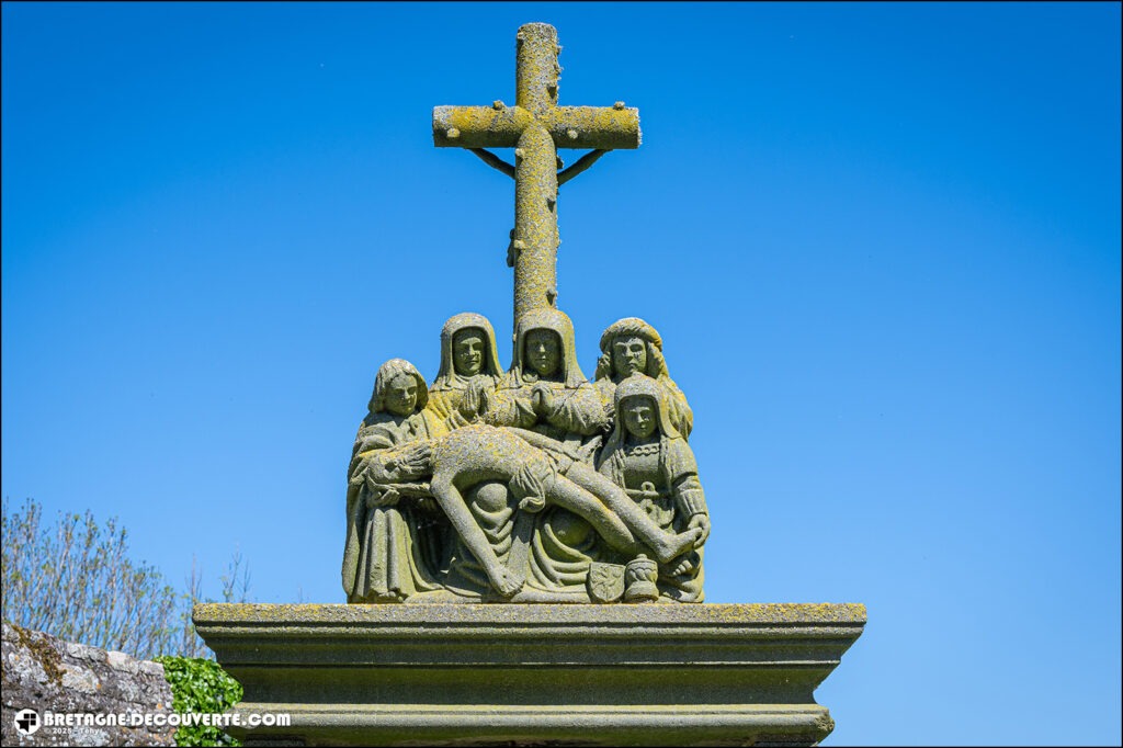 Pietà dans l'enclos de l'église de Plourin.