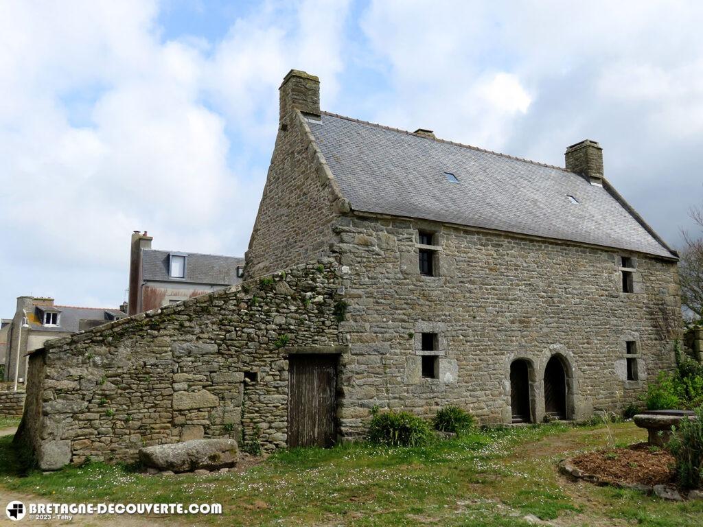 Façade de la maison des chanoines à Landunvez.