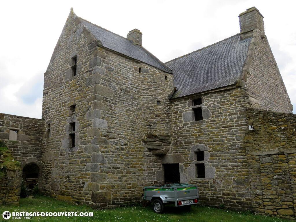 Façade nord de la maison des chanoines à Landunvez.