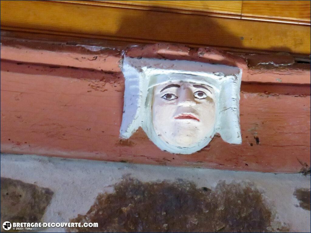 Tête sculptée dans la chapelle Saint-Guénolé de Collorec.