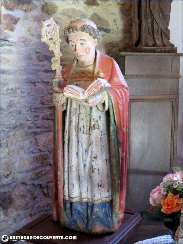 Statue de Saint-Guénolé en habit d'abbé dans la chapelle Saint-Guénolé de Collorec.