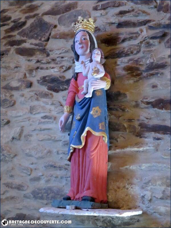 Statue de Notre-Dame-de-la-Joie dans la chapelle Saint-Guénolé de Collorec.