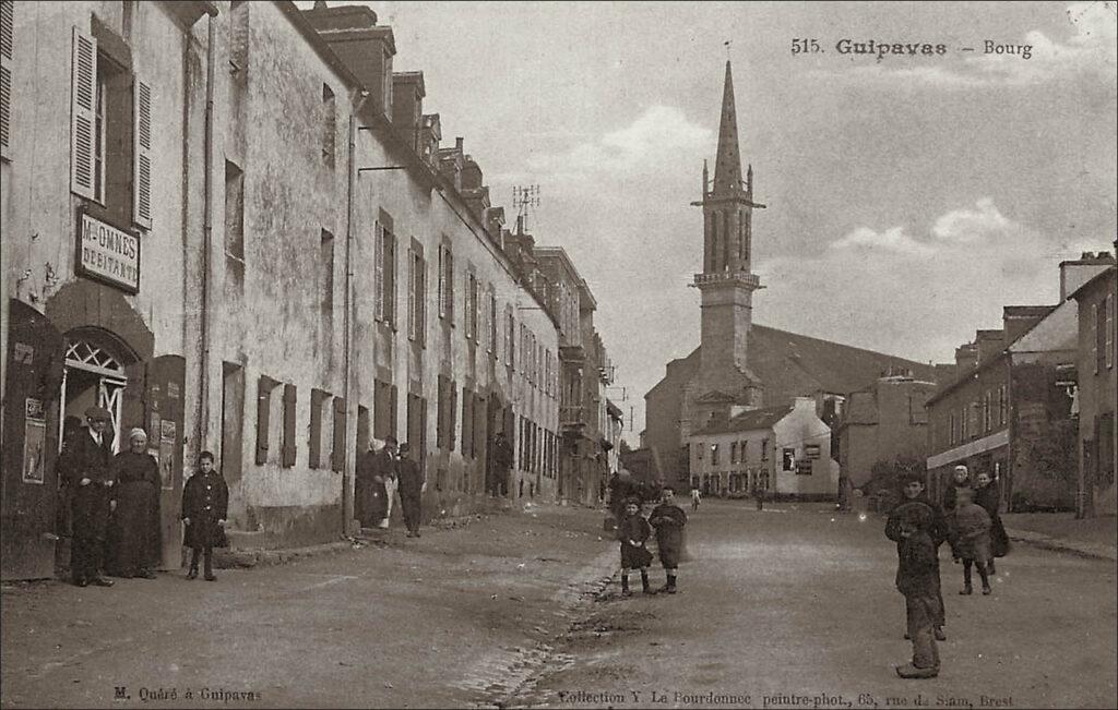 L'entré du bourg de Guipavas depuis la route de Brest. Carte postale du début des années 1900.
