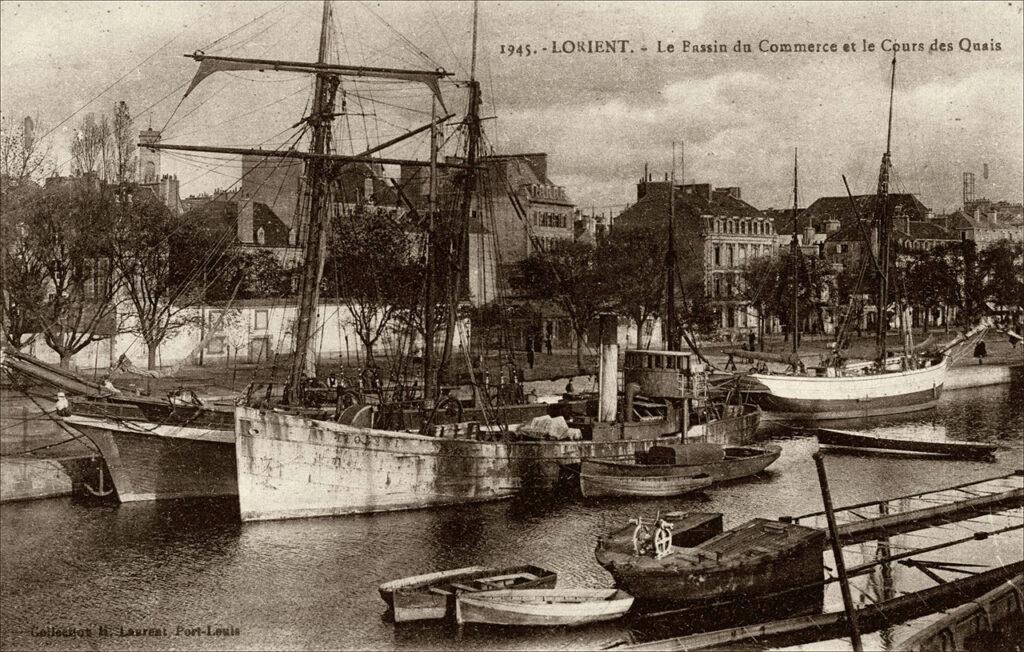 Les bateaux à quai dans le bassin du commerce à Lorient.