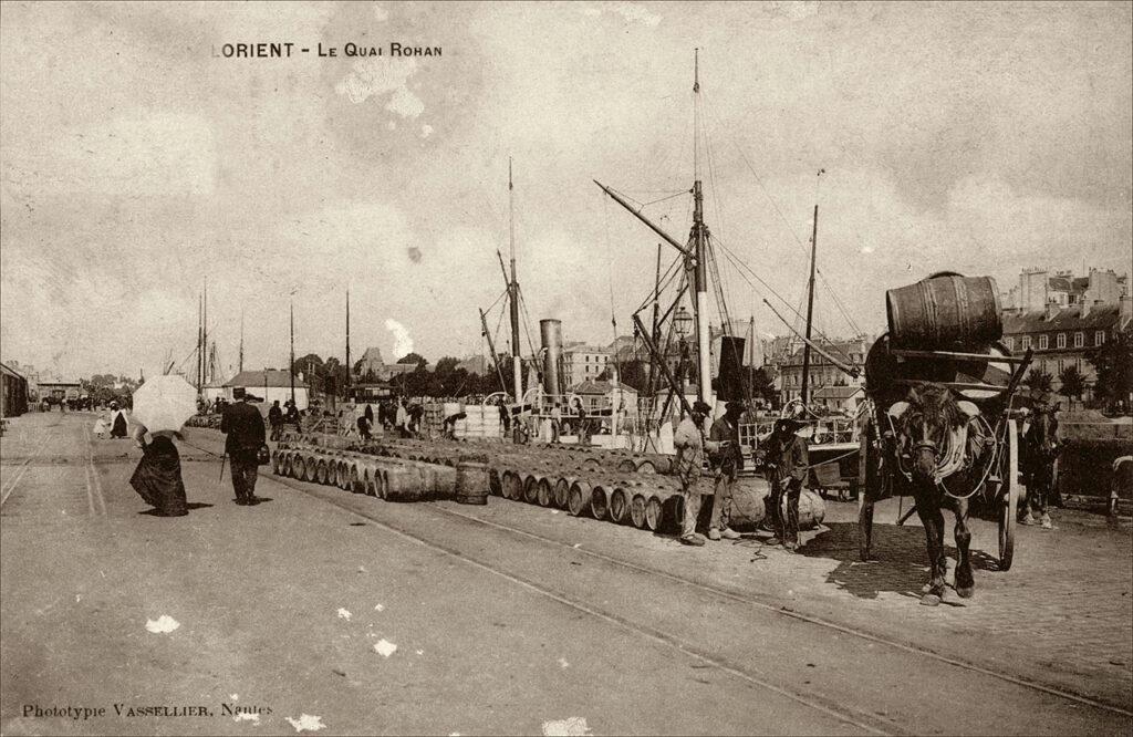 Déchargement de tonneaux sur le quai Rohan du port de Lorient.