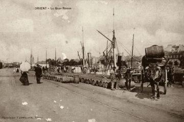 Déchargement de tonneaux sur le quai Rohan du port de Lorient.
