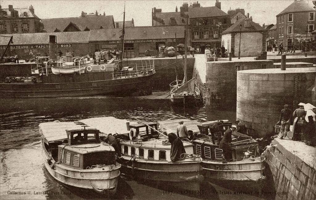 Les vedettes assurant la navette entre Lorient et Port-Louis.