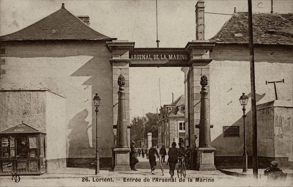 L'entrée de l'arsenal de la Marine dans le port de Lorient.