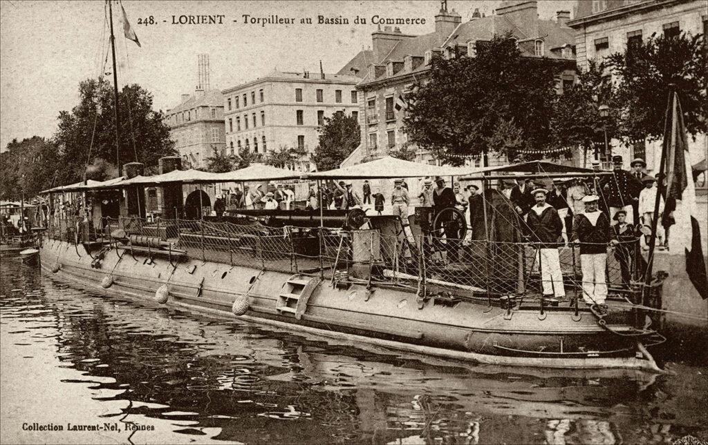 Un torpilleur en escale au bassin du commerce dans le port de Lorient.