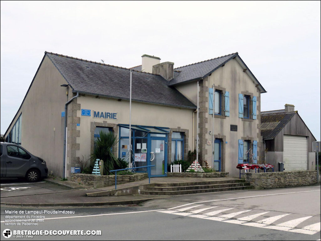 Mairie de la commune de Lampaul-Ploudalmézeau dans le Finistère.