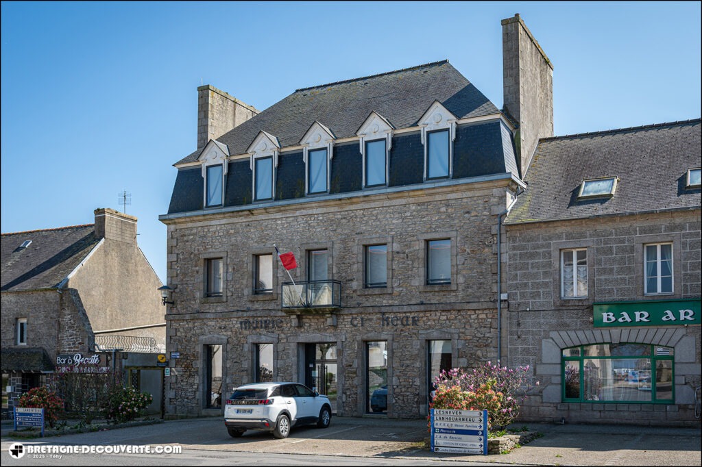 Mairie de la commune de Plounévez-Lochrist dans le Finistère.