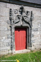 La porte ouvragée de la chapelle de Pénity à Goulven dans le Finistère.