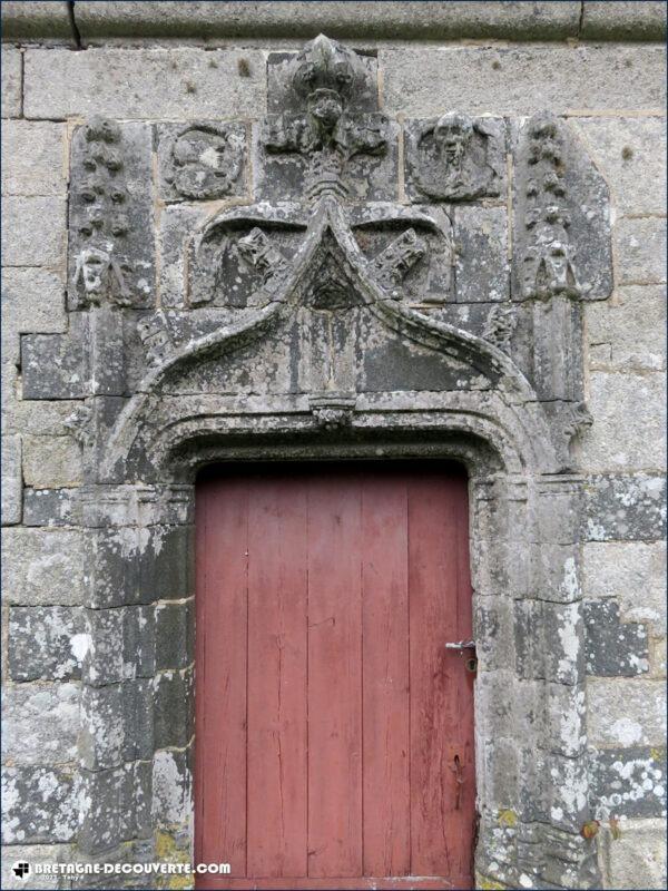La porte ouvragée de la chapelle de Pénity à Goulven dans le Finistère.
