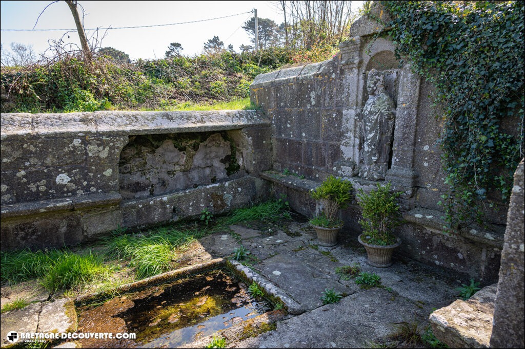 La Fontaine Saint-Goulven et son lavoir sur la commune de Goulven dans le Finistère.