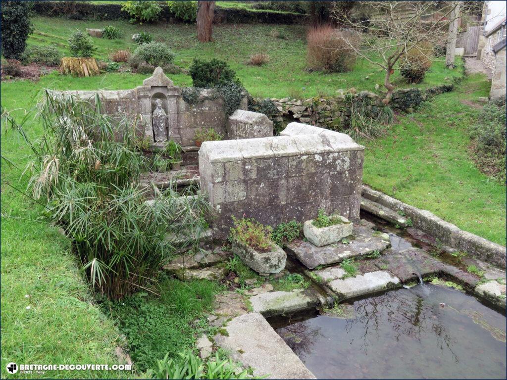 La Fontaine Saint-Goulven et son lavoir sur la commune de Goulven dans le Finistère.