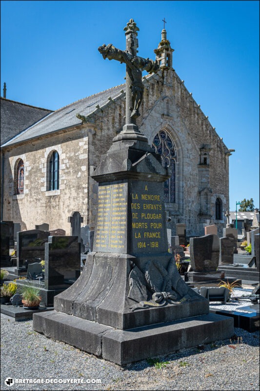 Le monument aux morts de la commune de Plougar.
