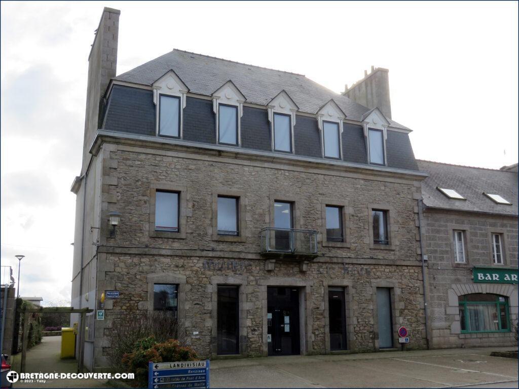 Mairie de la commune de Plounévez-Lochrist dans le Finistère.