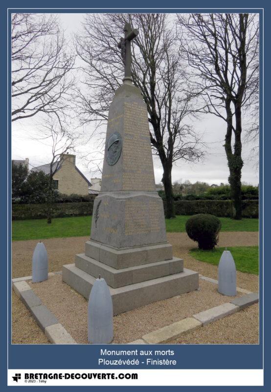 Le monument aux morts de la commune de Plouzévédé.