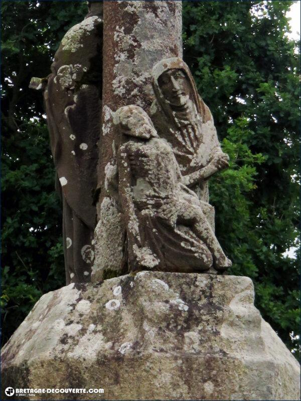 La pietà au pied du calvaire dans l'enclos de l'église Saint-Jérôme de Cast.