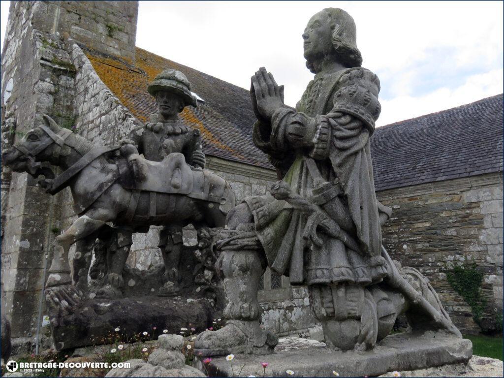 Statue de saint Hubert dans l'enclos de l'église de Cast.