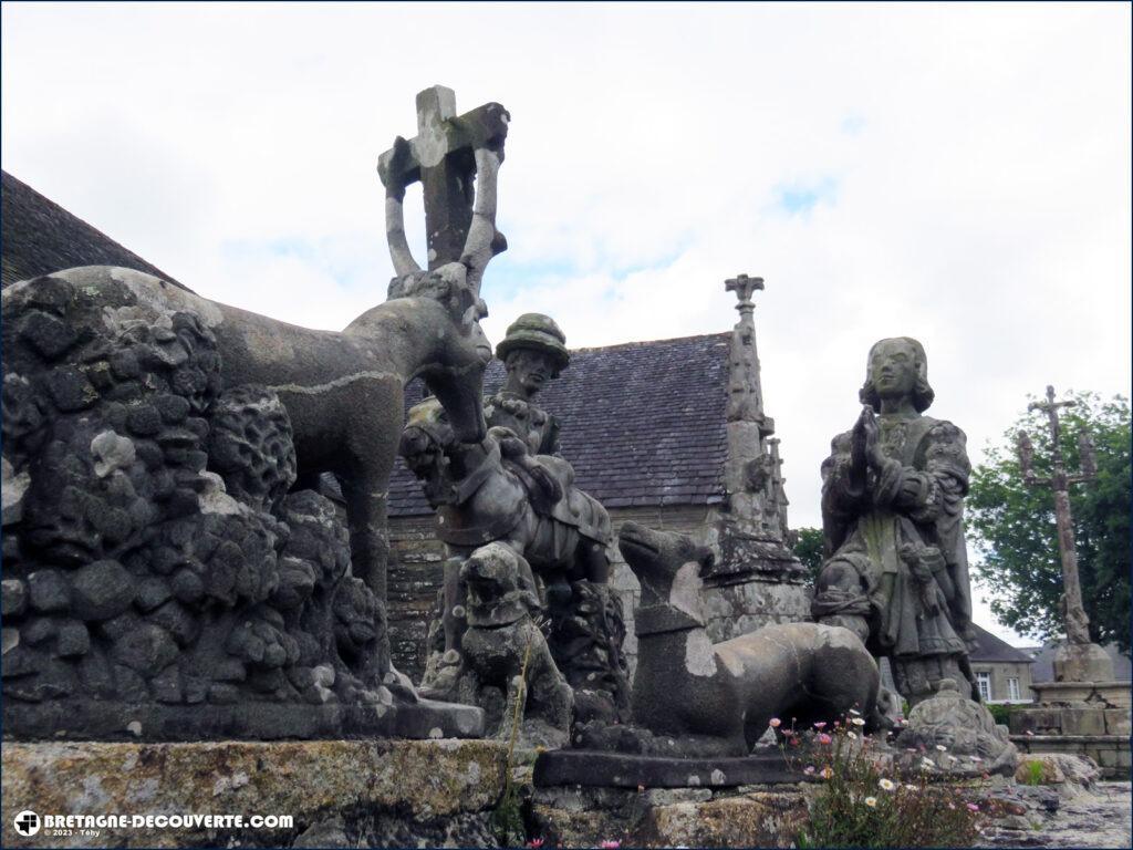 Statue représentant la chasse de saint Hubert dans l'enclos de l'église de Cast.