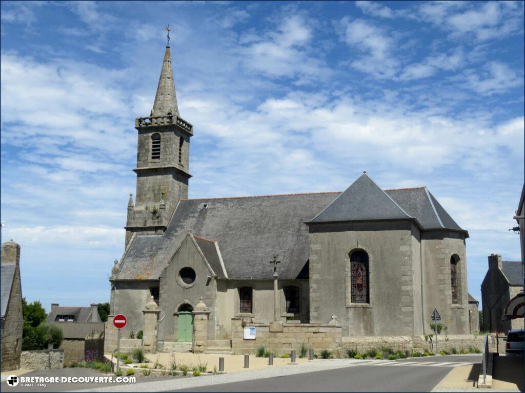 L'église paroissiale Saint-Pierre sur la commune de Sibiril.