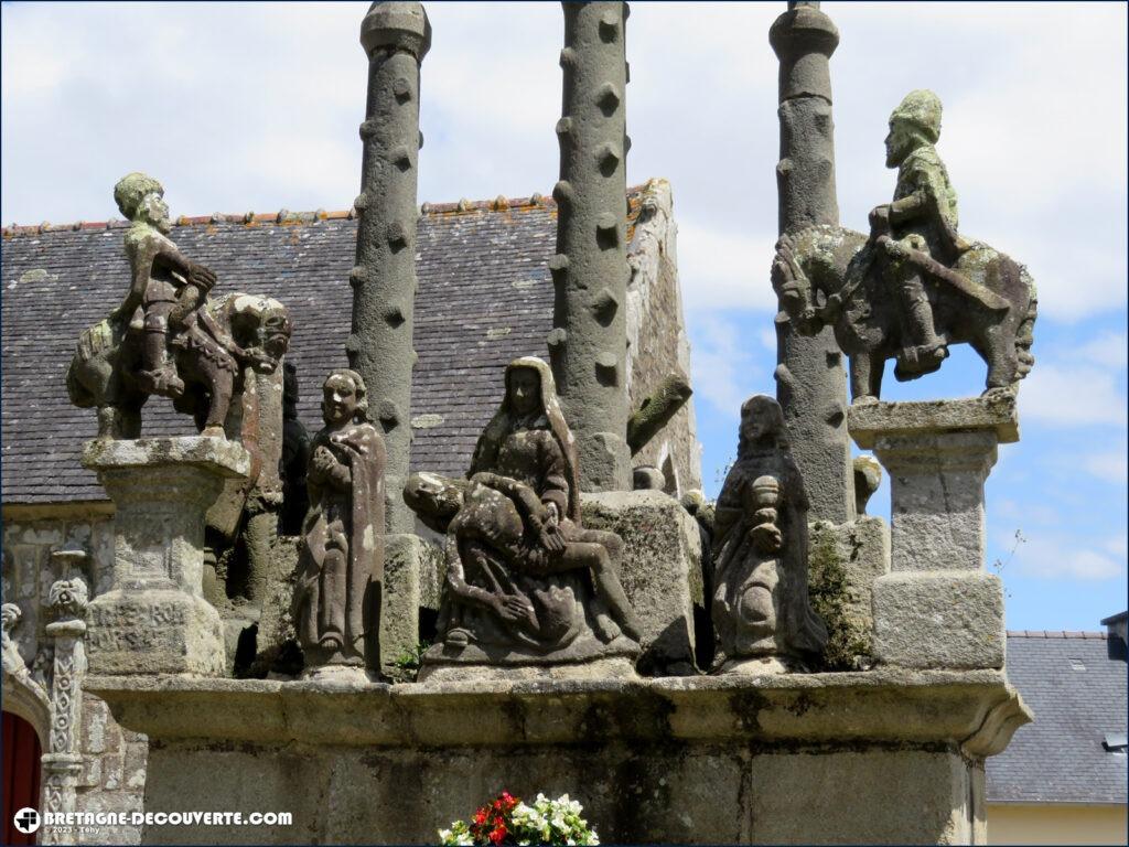 Détail du calvaire dans l'enclos de l'église Notre-Dame-de-l'Assomption à Cleden-Poher dans le Finistère.