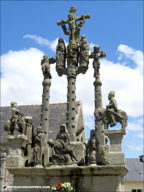 Le calvaire dans l'enclos de l'église Notre-Dame-de-l'Assomption à Cleden-Poher dans le Finistère.