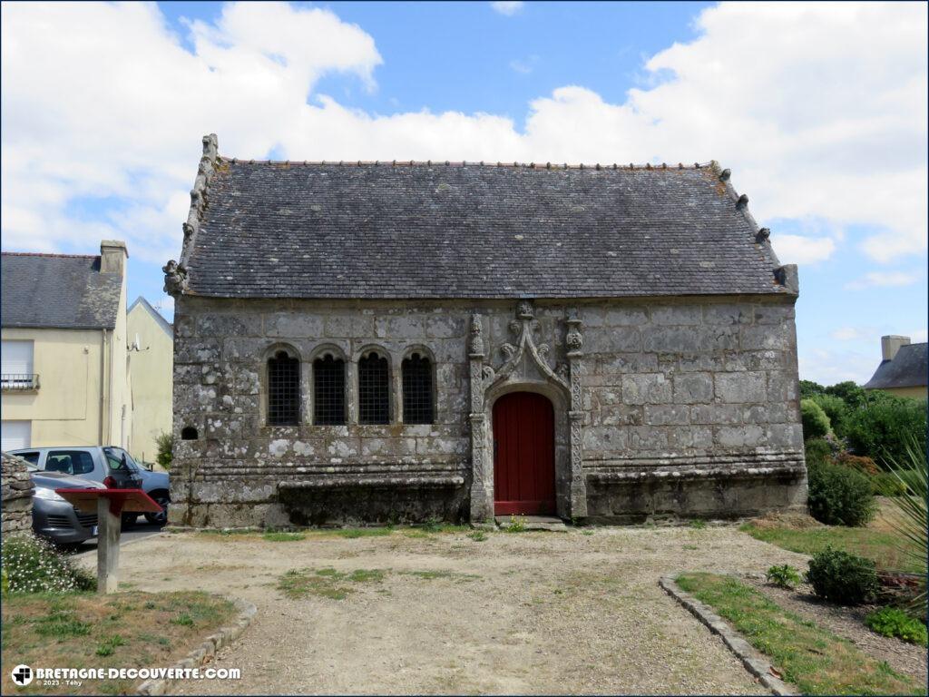 L'ossuaire situé dans l'enclos de l'église Notre-Dame-de-l'Assomption à Cleden-Poher dans le Finistère.