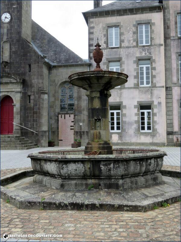 Fontaine dans le bourg de Port-Launay dans le Finistère.
