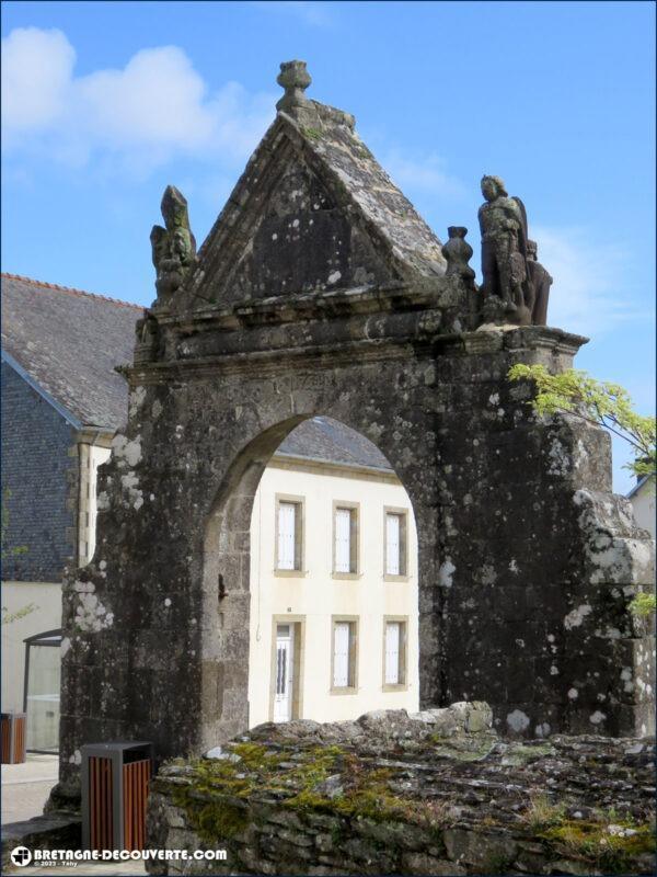 La porte monumentale de l'enclos de l'église Saint-Pierre de Gouézec.